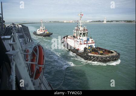 La base navale de Changi, Singapour (30 novembre 2016) guide des remorqueurs USS Coronado (LCS 4) à mesure que le navire s'écarte de la base navale de Changi pour les essais en mer. En ce moment à tour de déploiement à l'appui de l'Asia-Pacific rééquilibrer, Coronado est un navire de guerre rapide et agile sur mesure pour patrouiller les eaux littorales de la région et travailler à coque coque avec des marines, partenaire fournissant 7e flotte avec les capacités flexibles dont elle a besoin maintenant et dans l'avenir. Banque D'Images