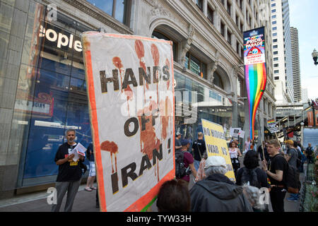 ABC7 des manifestants à l'extérieur de la Chicago state street studio contre l'augmentation des tensions avec l'Iran Chicago IL États-unis Banque D'Images