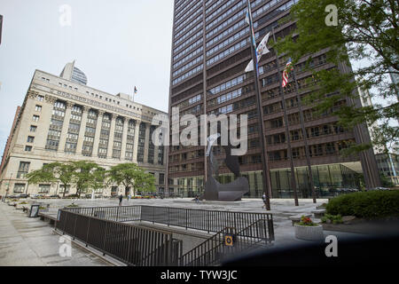 Richard J. daley center ou daley plaza avec la sculpture de Picasso et l'hôtel de ville palais county building Chicago IL États-unis Banque D'Images