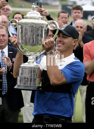 Brooks Koepka soutient le Wanamaker Trophy après son dernier tour du PGA Championship sur le parcours noir à Bethpage State Park à Farmingdale, New York le 19 mai 2019. Brooks Koepka remporte le Championnat PGA 2019 avec score de 8 en vertu de l'article .Photo de Peter Foley/UPI Banque D'Images