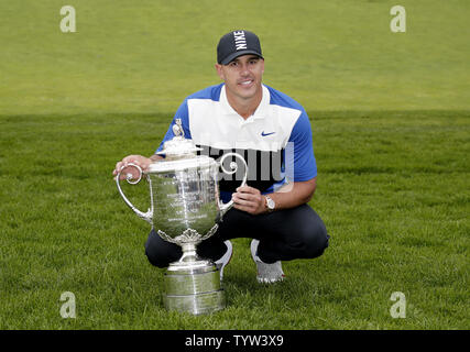 Brooks Koepka détient le Wanamaker Trophy après le dernier tour de la PGA Championship au cours noir à Bethpage State Park à Farmingdale, New York le 19 mai 2019. Koepka remporte le Championnat PGA 2019 avec un score de 8 en vertu de l'article Photo de John Angelillo/UPI Banque D'Images