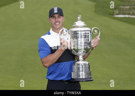 Brooks Koepka détient le Wanamaker Trophy après le dernier tour de la PGA Championship au cours noir à Bethpage State Park à Farmingdale, New York le 19 mai 2019. Koepka remporte le Championnat PGA 2019 avec un score de 8 en vertu de l'article Photo de John Angelillo/UPI Banque D'Images