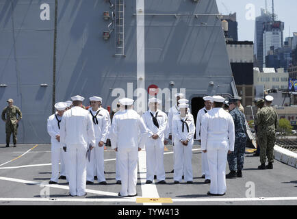 Le personnel de la marine des États-Unis se tenir sur le pont lorsque le New York Foreign Press Center local détient guidée de l'USS New York pour marquer la Fleet Week à New York le 22 mai 2019. Le transport amphibie dock a été baptisé en 2008 et nommé en mémoire des victimes d'attentats terroristes du 11 septembre. Photo de John Angelillo/UPI Banque D'Images