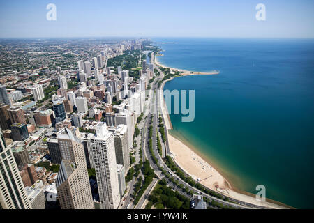 Vue depuis la terrasse d'observation 360 chicago le John Hancock building le long de la rive nord de Chicago et le lac Michigan Chicago IL États-unis Banque D'Images