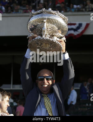 Sir Winston jockey Joel Rosario, formateur consultant en marque et les membres de l'équipe tenir le trophée Le Belmont août alors qu'ils célèbrent remportant la 151e exécution de la Belmont Stakes à Belmont Park à Elmont New York le 8 juin 2019. Photo de John Angelillo/UPI Banque D'Images