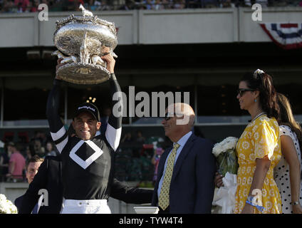 Sir Winston jockey Joel Rosario, formateur consultant en marque et les membres de l'équipe tenir le trophée Le Belmont août alors qu'ils célèbrent remportant la 151e exécution de la Belmont Stakes à Belmont Park à Elmont New York le 8 juin 2019. Photo de John Angelillo/UPI Banque D'Images