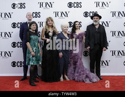 Jez Butterworth, Laura Donnelly, Fionnula Flanagan, lauréats du prix de la meilleure pièce pour 'le passeur,' posent arrivent dans la salle de presse au 73e Congrès annuel des Tony Awards au Radio City Music Hall le 9 juin 2019 à New York. Photo de John Angelillo/UPI Banque D'Images