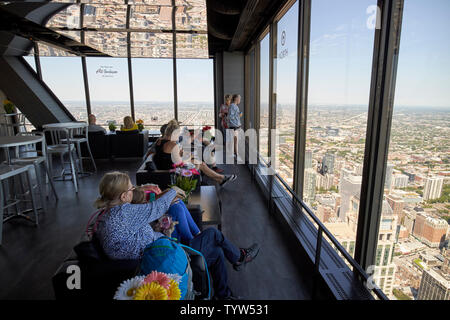 Les visiteurs à partir de l'espace bar de la plate-forme d'observation de 360 chicago le John Hancock building Chicago IL États-unis Banque D'Images