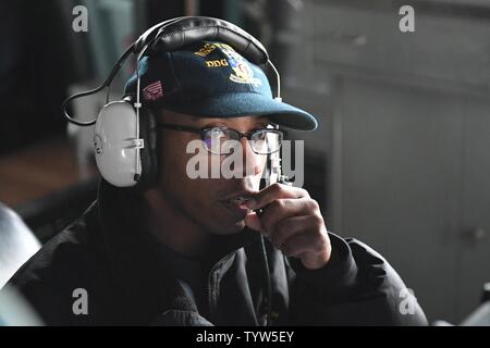 - Détroit de Gibraltar (nov. 30, 2016) Maître de 1re classe Fruguann pouvoirs, de Brooklyn, N.Y., surveille les contacts de surface du pont de l'USS destroyer lance-missiles Porter (DDG 78) 30 novembre, 2016. Porter est en cours d'opérations navales dans la sixième flotte américaine zone d'opérations à l'appui de la sécurité nationale des États-Unis en Europe. Banque D'Images