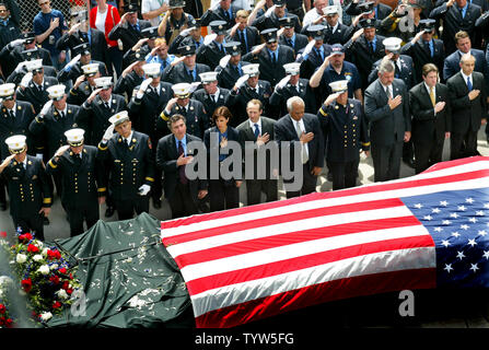 SPT11ANN25 - WASHINGTON, 19 août (UPI) - Photo - 30 mai 2002 - Incendie et le personnel de la police rendent hommage à une poutre, recouvert du drapeau, le dernier morceau de débris d'être retirés de Ground Zero, au cours de la cérémonie de clôture marquant la fin de l'effort de nettoyage au World Trade Center le 30 mai 2002, dans la ville de New York. jaf/mg/Monika Graff Banque D'Images