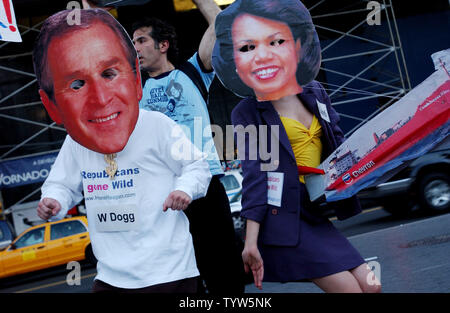 Les manifestants portant des costumes comme forme de protestation chanter des chansons et se moquent de l'administration Bush au cours d'un rassemblement le 1 septembre 2004 à New York. Pour le troisième jour, les manifestants ont envahi les rues de New York pour manifester contre la Convention nationale républicaine qui y étaient détenues, cette semaine. (Photo d'UPI/Michael Kleinfeld) Banque D'Images