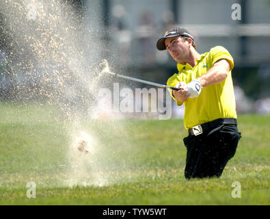 Geoff Ogilvy d'Australie hits du bunker de fairway sur no 15 au cours du deuxième tour de l'US Open Championship à Oakmont Country Club à Oakmont, Pennsylvanie juste à l'extérieur de Pittsburgh le 15 juin 2007. Ogilvy, l'US Open 2006, champ bogied le trou. (Photo d'UPI/Pat Benic) Banque D'Images