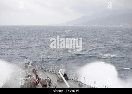 - Détroit de Gibraltar (nov. 30, 2016) La proue du destroyer USS-missiles Porter (DDG 78) 30 novembre 2016, qu'il transite le détroit de Gibraltar. Porter est en cours d'opérations navales dans la sixième flotte américaine zone d'opérations à l'appui de la sécurité nationale des États-Unis en Europe. Banque D'Images
