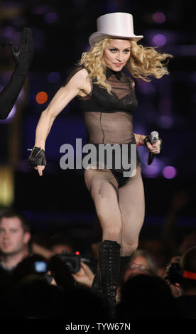 Madonna réalise durant son son 'collant et Sweet Tour' à l'Oracle Arena à Oakland, Californie le 1 novembre 2008. L'icône pop américaine est tournée pour promouvoir son dernier album 'Hard Candy'. (Photo d'UPI/Daniel Gluskoter) Banque D'Images