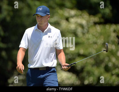 Jordan Spieth promenades sur le 16ème green durant son second tour à l'US Open à Oakmont Country Club près de Pittsburgh, Pennsylvanie le 18 juin 2016. Photo par Kevin Dietsch/UPI Banque D'Images