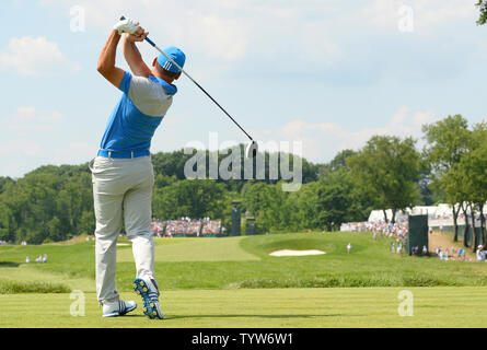 Sergio Garcia, de l'Espagne tees off sur le 3e trou de la ronde finale à l'US Open à Oakmont Country Club près de Pittsburgh, Pennsylvanie le 19 juin 2016. Photo de Pat Benic/UPI Banque D'Images