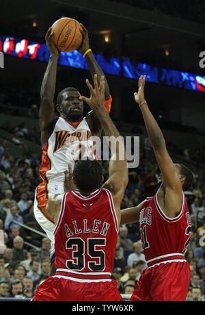 Golden State Warriors guard Jason Richardson s'empare d'un haut, passe entre les Chicago Bulls avant Malik Allen et Chris Duhon centre au cours du deuxième trimestre à la Oakland Arena à Oakland, Californie le 14 novembre 2005. (Photo d'UPI/Andy Kuno) Banque D'Images