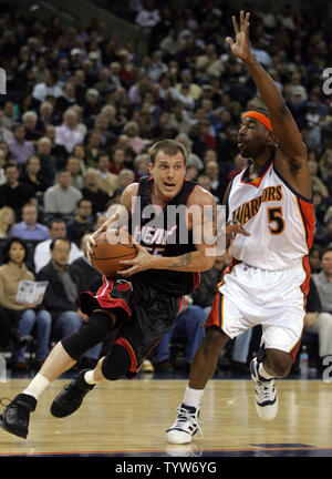 Miami Heat guard Jason Williams durs cours des Golden State Warriors guard Baron Davis à l'Oakland Arena à Oakland, Californie le 11 janvier 2006. (Photo d'UPI/Andy Kuno) Banque D'Images