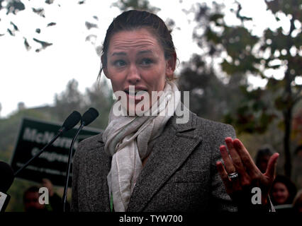 L'actrice Jennifer Garner parle à un rassemblement à l'appui de candidat du congrès démocratique Jerry McNerney au parc Civic à Pleasanton, Californie, le 4 novembre 2006 (UPI/Photo David Yee) Banque D'Images