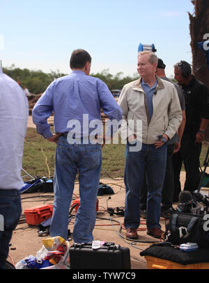 Oklahoma City Mayor Mick Cornet parle avec les États-Unis représentant Tom Cole (OK) après une tornade frappe mortelle par Moore, Oklahoma, le 21 mai 2013. Le 20 mai les tornades ont ravagé plusieurs villes au sud d'Oklahoma City en laissant un chemin de destruction et tuant au moins 24 personnes. UPI/J.P. Wilson Banque D'Images