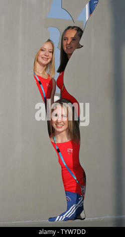 Gymnastes britanniques Katy Lennon (à gauche), Sherrelle Fennell (droite), et Nicola Willis profitez de l'artwork au Village Olympique zone internationale le 8 août 2004. Leur équipe commence le concours de gymnastique le matin du 15 août 2004. La 28e Jeux Olympiques se tiendra à Athènes les 13-29 août, 2004. (Photo d'UPI/Grace Chiu) Banque D'Images