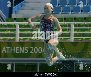 L'équipe de natation synchronisée du Japon pratiques au bassin complexe olympique d'Athènes le 9 août 2004. La 28e Jeux Olympiques se tiendra à Athènes les 13-29 août, 2004. (Photo d'UPI/Grace Chiu) Banque D'Images