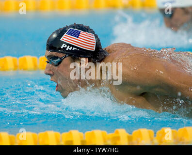 Les USA's Michael Phelps, remporte l'or devant la troisième place Stephen Parry, GBR, dans l'épreuve du 200m papillon finale aux Jeux Olympiques d'été de 2004 à Athènes, le 17 août 2004. (UPI) Ruckemannn / Heinz Banque D'Images