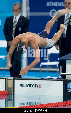 La plongée dans l'eau l'USA's Michael Phelps, remporte l'or dans l'épreuve du 200m papillon finale aux Jeux Olympiques d'été de 2004 à Athènes, le 17 août 2004. (UPI) Ruckemannn / Heinz Banque D'Images