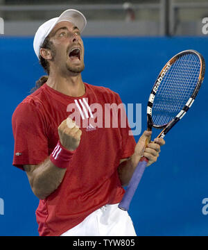 Nicolas Massu du Chili réagit aux spectateurs après avoir fait un gros point contre adversaire Mardy Fish de l'USA dans le simple masculin médaille d'or de tennis au Jeux Olympiques d'été de 2004 à Athènes, le 22 août 2004. Massu a remporté la médaille d'or dans le match âprement disputée. (UPI / Heinz Ruckemann) Banque D'Images