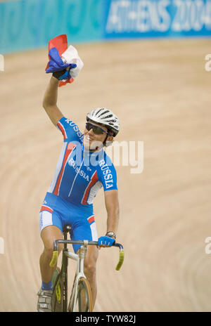 La Russie Mikhail Ignatiev remporte l'or dans la course aux points Hommes de cyclisme sur piste aux 2004 Jeux Olympiques d'Athènes, le 24 août 2004. (UPI Photo/ Heinz Ruckemann) Banque D'Images