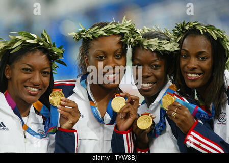 Sur le podium aux Etats-Unis 4x400m relais médaillés d L. à R. Monique Henderson, DeeDee Trotter, Monique Hennagan et Sanya Richards dans le stade olympique au Jeux Olympiques d'été de 2004 à Athènes, le 28 août 2004. (UPI Photo/ Claus Andersen) Banque D'Images