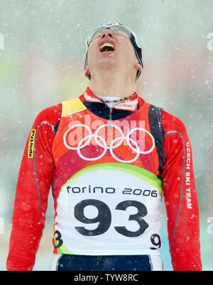 Lukas Bauer de la République tchèque traverse la ligne d'arrivée d'argent gagnant chez les hommes 15km de pistes de ski de fond classique à Pragelato Plan dans les 2006 Jeux Olympiques d'hiver de Turin, le 17 février 2006. (Photo d'UPI/Heinz Ruckemann) Banque D'Images