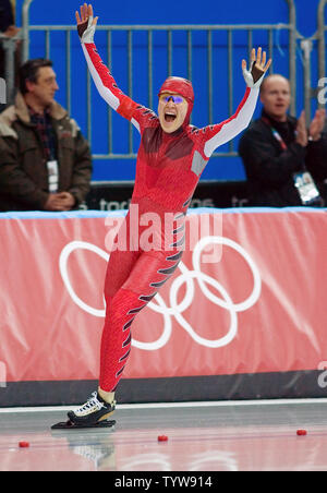 Clara Hughes du Canada remporte la médaille d'or en patinage de vitesse à 5000m dans l'Oval Lingotto 2006 Jeux Olympiques d'hiver de Turin, le 25 février 2006. (Photo d'UPI/Heinz Ruckemann) Banque D'Images