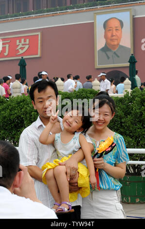 Des touristes posent pour des photos de famille devant le portrait de l'ancien président Mao Zedong à l'entrée de la Cité interdite à Pékin le 4 août 2008. Les visiteurs olympiques chinois et étrangers affluaient vers les zones touristiques, près de la Cité Interdite, qui est adjacente à la place Tienanmen (avant le début de l'été jeux olympiques le 8 août. (Photo d'UPI/Pat Benic) Banque D'Images