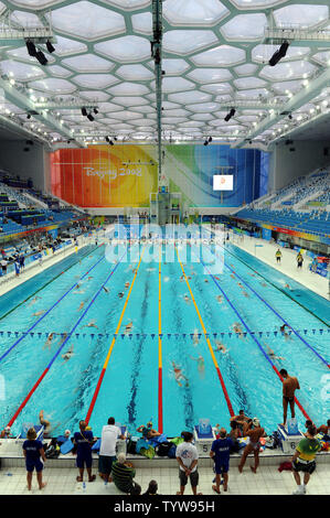 Les nageurs pratique au centre aquatique national, connu comme le Cube d'eau, à Beijing, Chine, le 5 août 2008. La cérémonie d'ouverture des Jeux Olympiques d'été de 2008 sera le 8 août. (Photo d'UPI/Roger L. Wollenberg) Banque D'Images