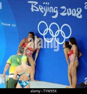 Les membres de l'équipe de natation brésilien posent pour une photo dans le cadre d'un logo olympique avant leur pratique au centre aquatique national, connu comme le Cube d'eau, à Beijing, Chine, le 5 août 2008. La cérémonie d'ouverture des Jeux Olympiques d'été de 2008 sera le 8 août. (Photo d'UPI/Roger L. Wollenberg) Banque D'Images