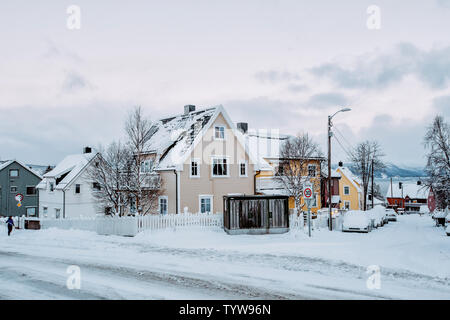 La ville de Narvik, dans le cercle arctique, maisons colorées couvertes de neige en hiver sont comme des contes de fées. Banque D'Images