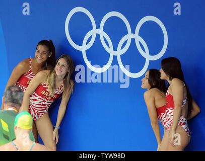 Les membres de l'équipe de natation brésilien posent pour une photo dans le cadre d'un logo olympique avant leur pratique au centre aquatique national, connu comme le Cube d'eau, à Beijing, Chine, le 5 août 2008. La cérémonie d'ouverture des Jeux Olympiques d'été de 2008 sera le 8 août. (Photo d'UPI/Roger L. Wollenberg) Banque D'Images