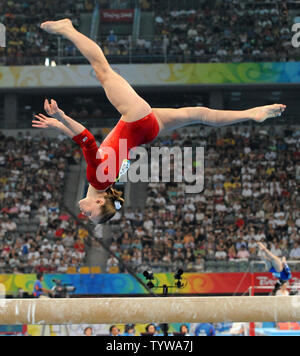 USA's Bridget Sloan retourne dans l'air lors de sa routine à la Poutre partie de l'épreuve de qualification des femmes à le palais national des sports aux Jeux olympiques de cet été à Pékin le 10 août 2008. (Photo d'UPI/Pat Benic) Banque D'Images