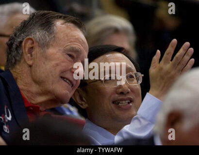 L'ancien président américain George W. Bush, Sr., (L) des entretiens avec le ministre chinois des Affaires étrangères Yang Jiechi en regardant aux USA et en Chine la concurrence dans un tour préliminaire de la compétition de basket-ball olympique à Pékin le 10 août 2008. USA a gagné 101-70. (UPI Photo/Stephen Shaver) Banque D'Images