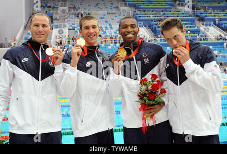 L'équipe de France la médaille d'or chez les hommes 4x100m relais (L-R) Jason Lezak, Michael Phelps, Cullen Jones et Garrett Weber-Gale sourire alors qu'ils montrent leurs médailles après la cérémonie de remise des prix au centre national aquatique lors des Jeux Olympiques de Beijing, le 11 août 2008. L'équipe des États-Unis a remporté l'or dans un record du monde de 3:08,24. (Photo d'UPI/Pat Benic) Banque D'Images