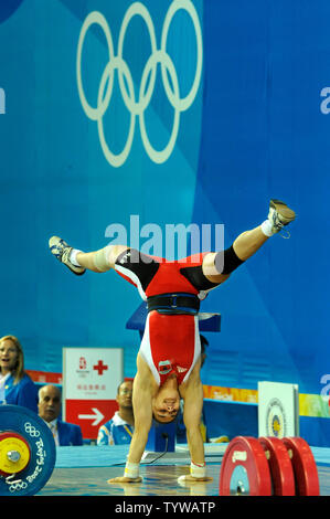 L'haltérophile albanais Romela Begaj n une jambe et l'ATR en liesse renversé après qu'elle a levé la dernière tentative de 118 kg à l'épaulé jeté de la women's 58 KG : groupe, le 11 août 2008, aux Jeux olympiques de cet été à Pékin, en Chine. (Photo d'UPI/Mike Theiler) Banque D'Images