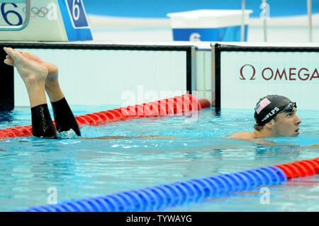 USA's Michael Phelps glisse dans la piscine comme il se rend à la sortie après la demi-finale du 200m papillon Hommes au Centre national de natation aux Jeux olympiques de cet été à Pékin le 12 août 2008. Phelps premier qualifié pour l'événement. (Photo d'UPI/Pat Benic) Banque D'Images