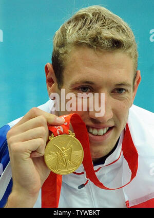 Alain Bernard, la France présente la médaille d'or il a gagné dans l'épreuve du 100m nage libre au centre aquatique national (Cube d'eau) pendant les Jeux Olympiques d'été de 2008 à Beijing, Chine, le 14 août 2008. (Photo d'UPI/Roger L. Wollenberg) Banque D'Images