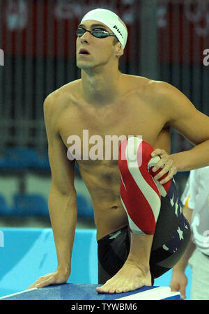 USA's Michael Phelps s'étend avant la compétition dans l'épreuve du 100m papillon chauffe au Centre aquatique national (Cube d'eau) pendant les Jeux Olympiques d'été de 2008 à Beijing, Chine, le 14 août 2008. Phelps qualifié en deuxième place. (Photo d'UPI/Roger L. Wollenberg) Banque D'Images