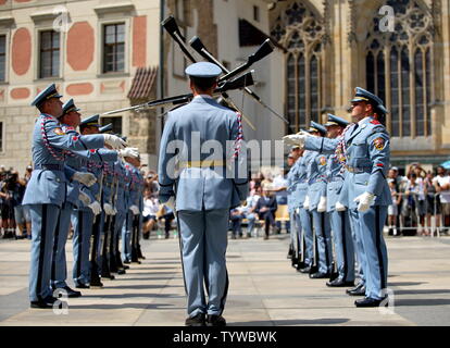 Prague, République tchèque. 26 Juin, 2019. Les membres de la garde du château de Prague effectuer au cours d'une célébration de la Journée des Forces armées à Prague, capitale de la République tchèque, le 26 juin 2019. La garde du château de Prague organise une série de spectacles et d'expositions mercredi à la cour du château de Prague pour célébrer la Journée des Forces armées qui tombe le 30 juin. Credit : Dana Kesnerova/Xinhua/Alamy Live News Banque D'Images