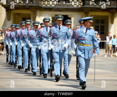 Prague, République tchèque. 26 Juin, 2019. Les membres de la garde du château de Prague effectuer au cours d'une célébration de la Journée des Forces armées à Prague, capitale de la République tchèque, le 26 juin 2019. La garde du château de Prague organise une série de spectacles et d'expositions mercredi à la cour du château de Prague pour célébrer la Journée des Forces armées qui tombe le 30 juin. Credit : Dana Kesnerova/Xinhua/Alamy Live News Banque D'Images