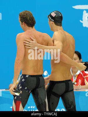 USA's Michael Phelps promenades sur la terrasse de la piscine avec son coéquipier Ian Crocker après Phelps prit sa 7e médaille d'or chez les hommes 100m papillon finale au Centre aquatique national (Cube d'eau) pendant les Jeux Olympiques d'été de 2008 à Beijing, Chine, le 16 août 2008. Phelps est à égalité avec Mark Spitz, le nageur qui décroche le record de 7 médailles d'or olympiques en une seule à Munich, 1972. Crocker a terminé 4e dans la course. (Photo d'UPI/Roger L. Wollenberg) Banque D'Images