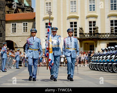 Prague, République tchèque. 26 Juin, 2019. Les membres de la garde du château de Prague effectuer au cours d'une célébration de la Journée des Forces armées à Prague, capitale de la République tchèque, le 26 juin 2019. La garde du château de Prague organise une série de spectacles et d'expositions mercredi à la cour du château de Prague pour célébrer la Journée des Forces armées qui tombe le 30 juin. Credit : Dana Kesnerova/Xinhua/Alamy Live News Banque D'Images