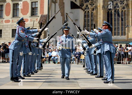 Prague, République tchèque. 26 Juin, 2019. Les membres de la garde du château de Prague effectuer au cours d'une célébration de la Journée des Forces armées à Prague, capitale de la République tchèque, le 26 juin 2019. La garde du château de Prague organise une série de spectacles et d'expositions mercredi à la cour du château de Prague pour célébrer la Journée des Forces armées qui tombe le 30 juin. Credit : Dana Kesnerova/Xinhua/Alamy Live News Banque D'Images